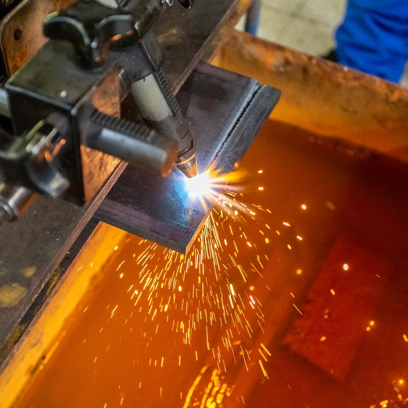 Trennschweißen an Metallplatte BTZ Thale