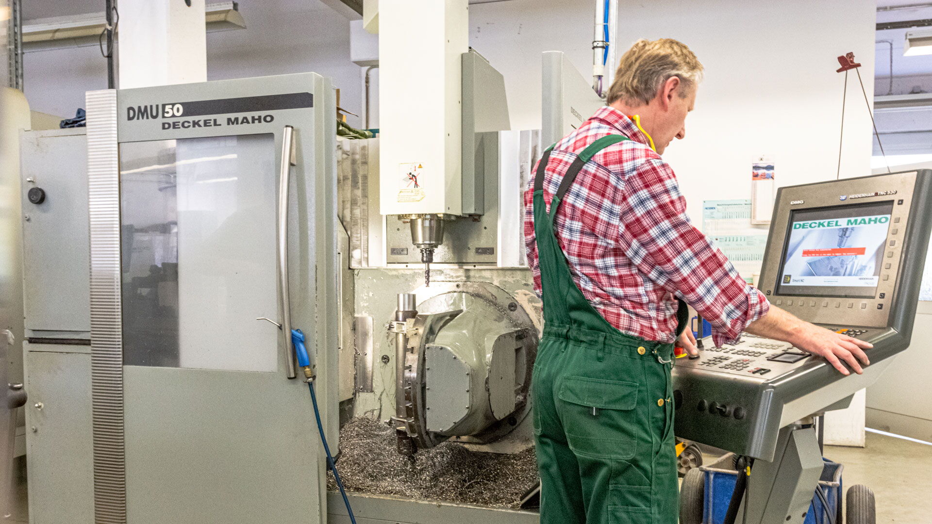 DMU 50 Deckel Maho Maschine mit Mann