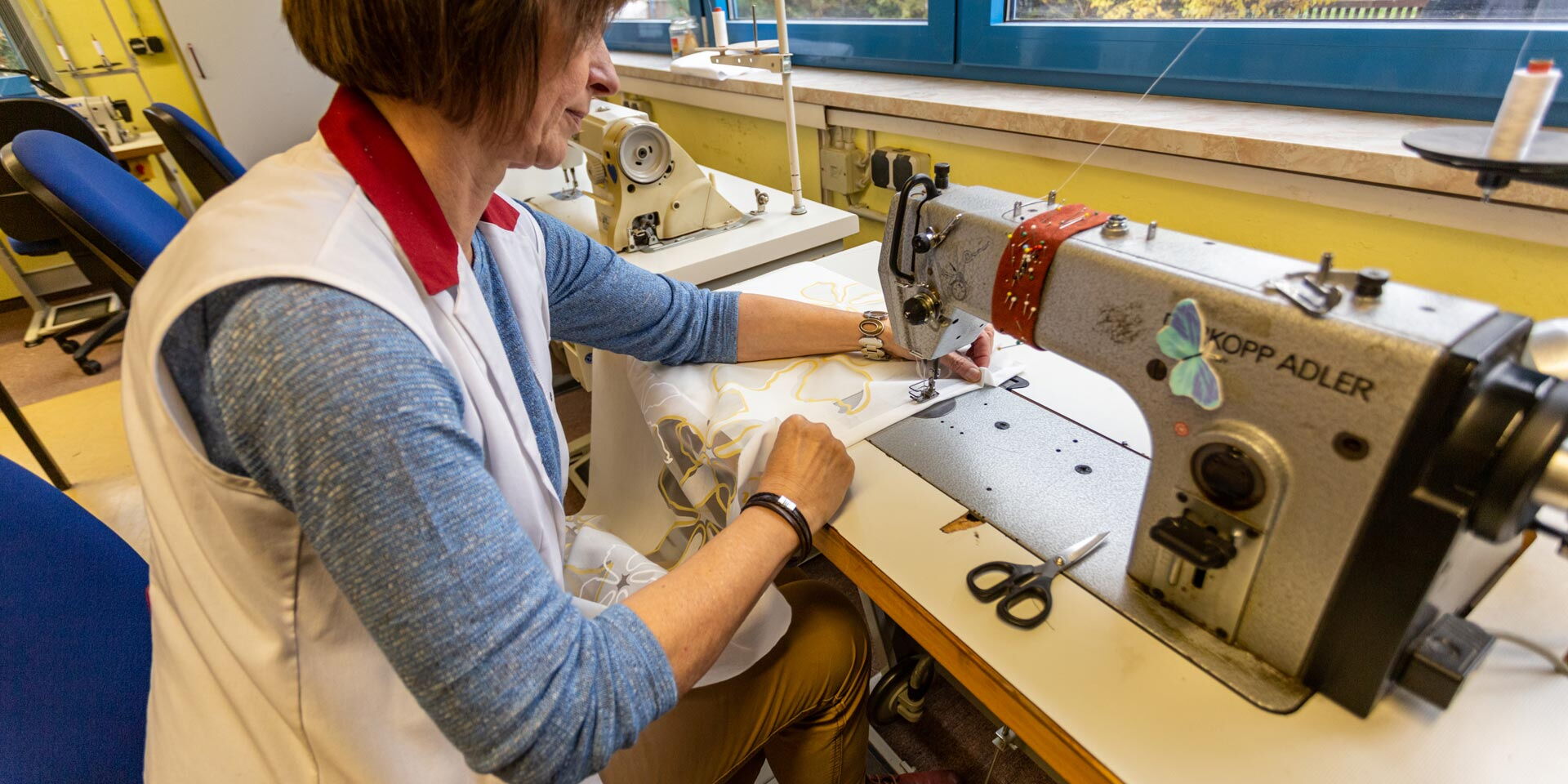 Annegret Parsch an Nähmaschine