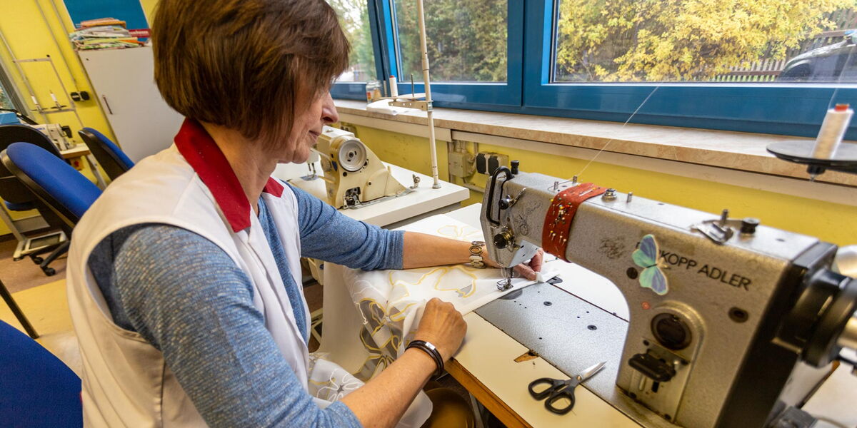 Annegret Parsch an Nähmaschine
