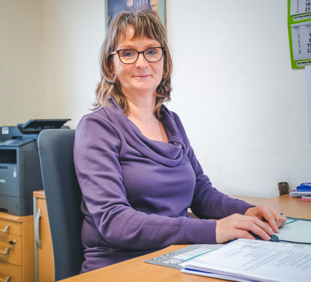 Portrait Anke Schmidt an Schreibtisch