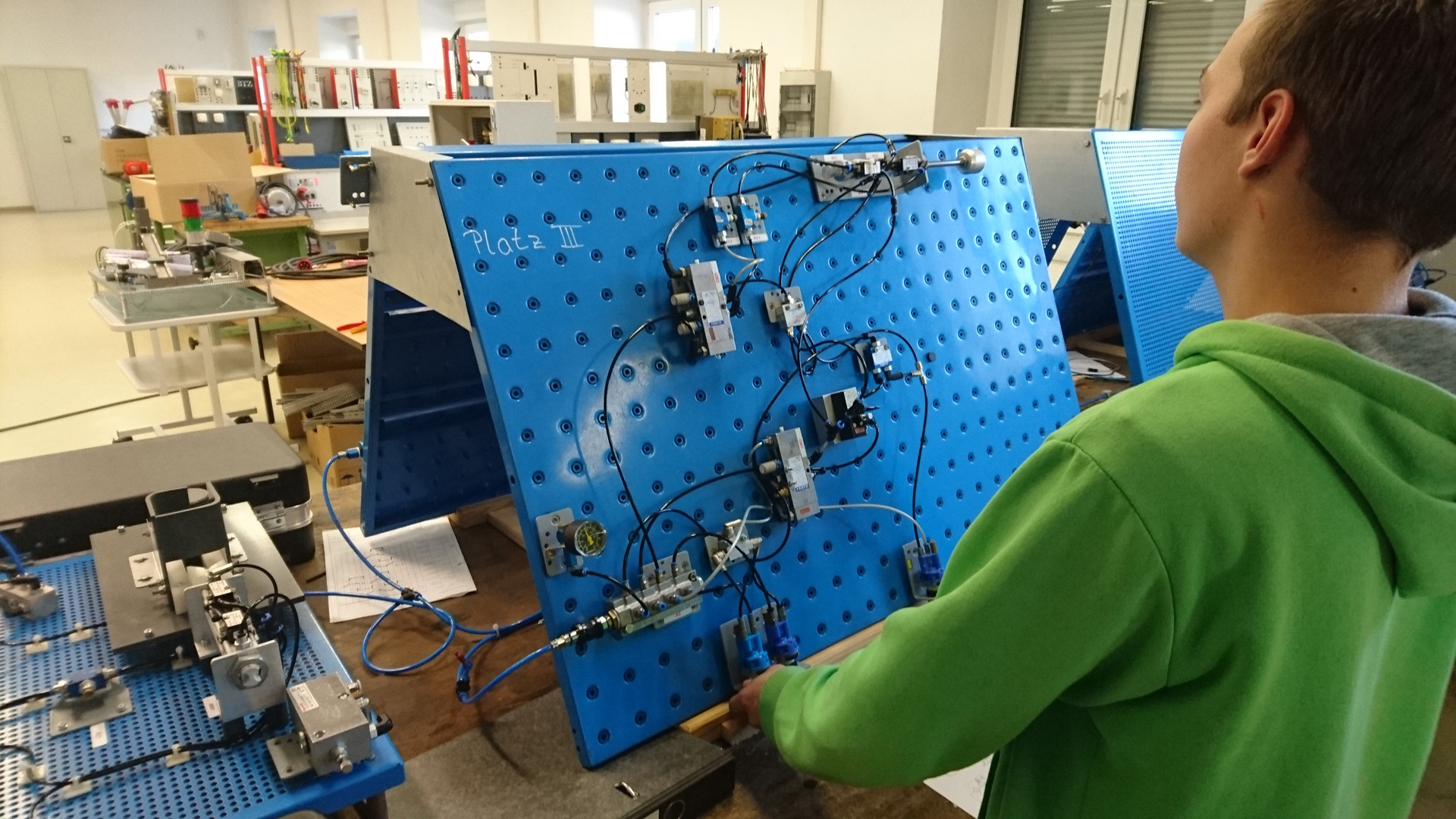 Auszubildender an Elektrotechnik Baukasten