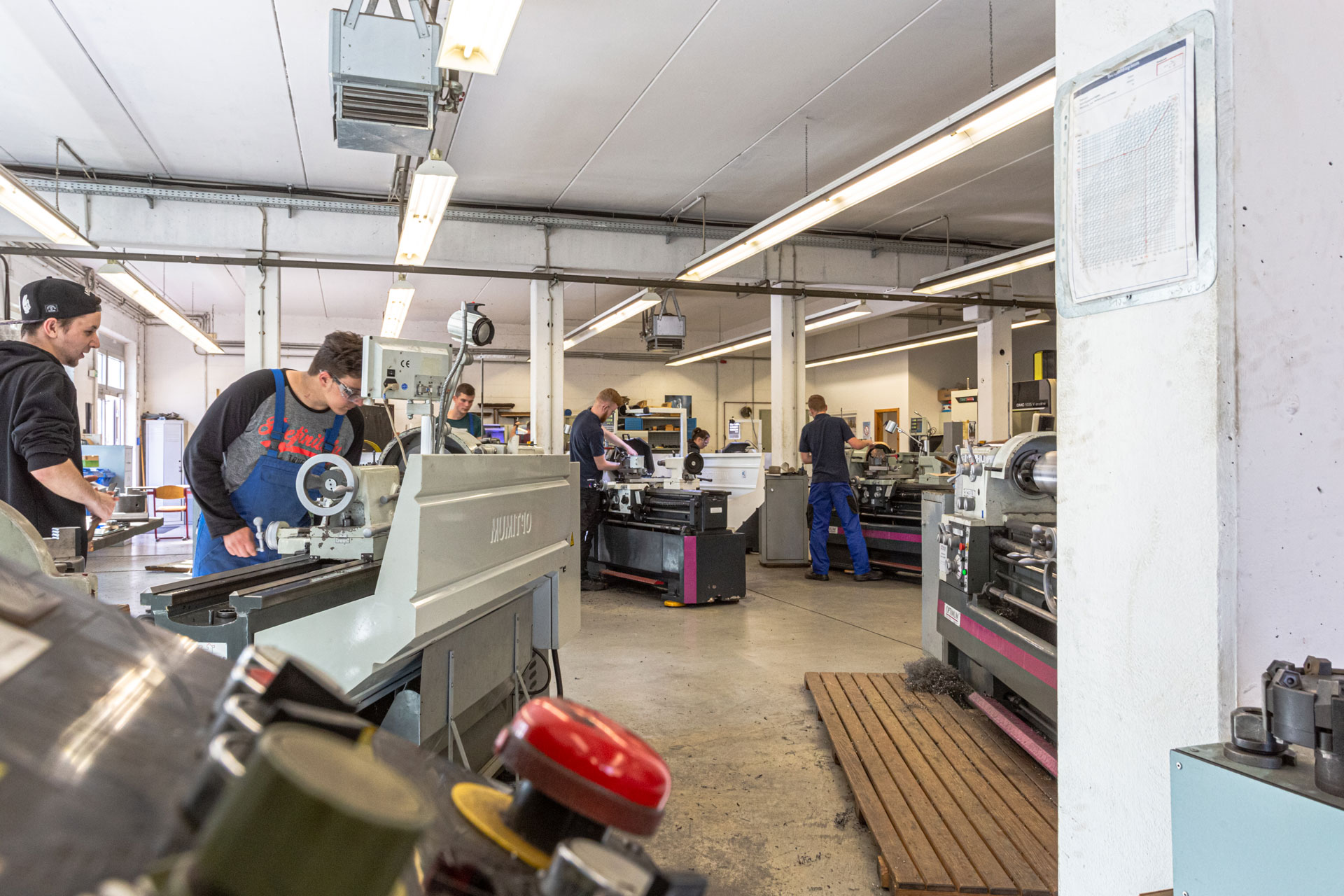 Werkhalle BTZ Thale Auszubildende Maschinenpark