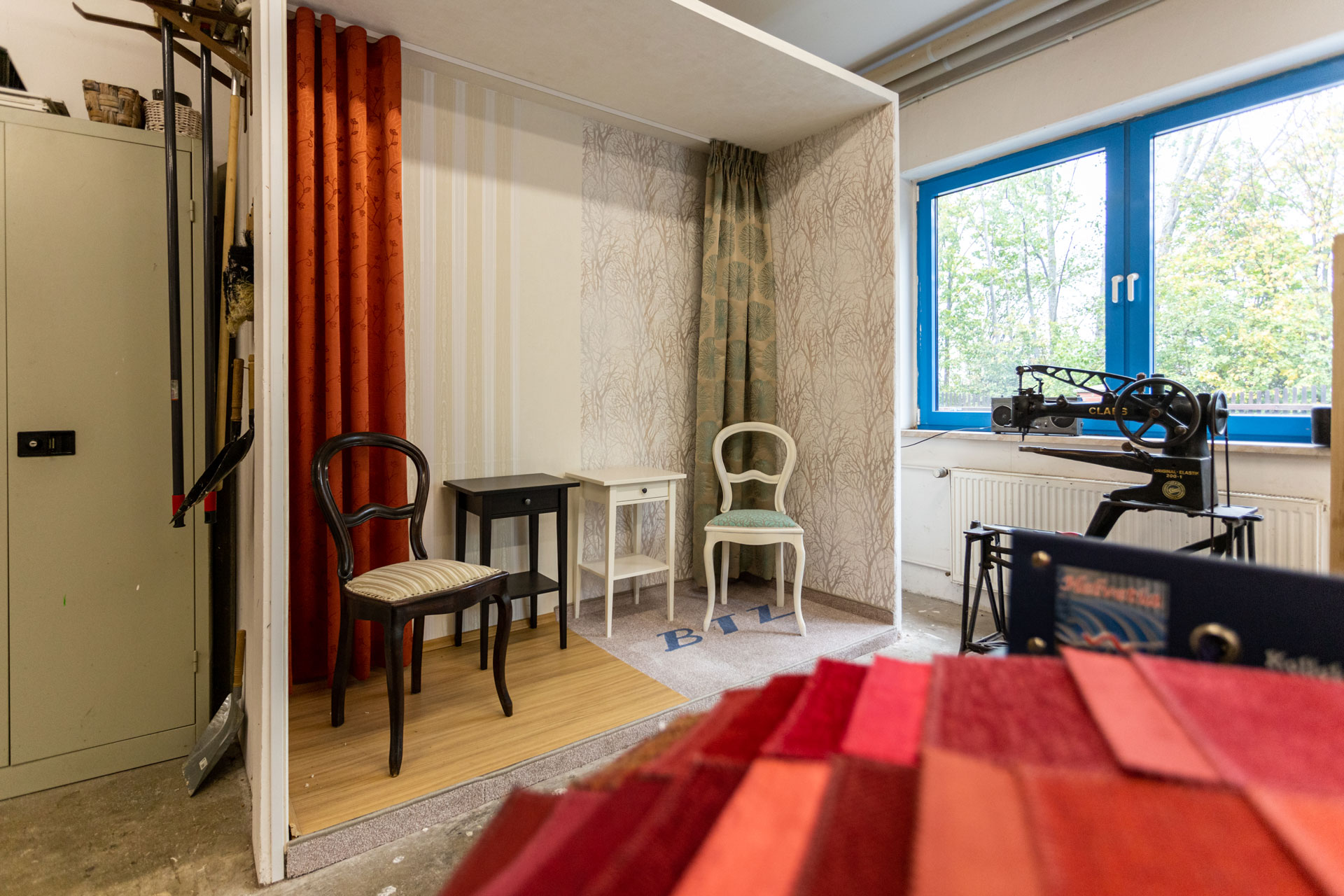 Ausstellungskasten Übung Raumausstattung BTZ Ascherselben Tapete Fußboden