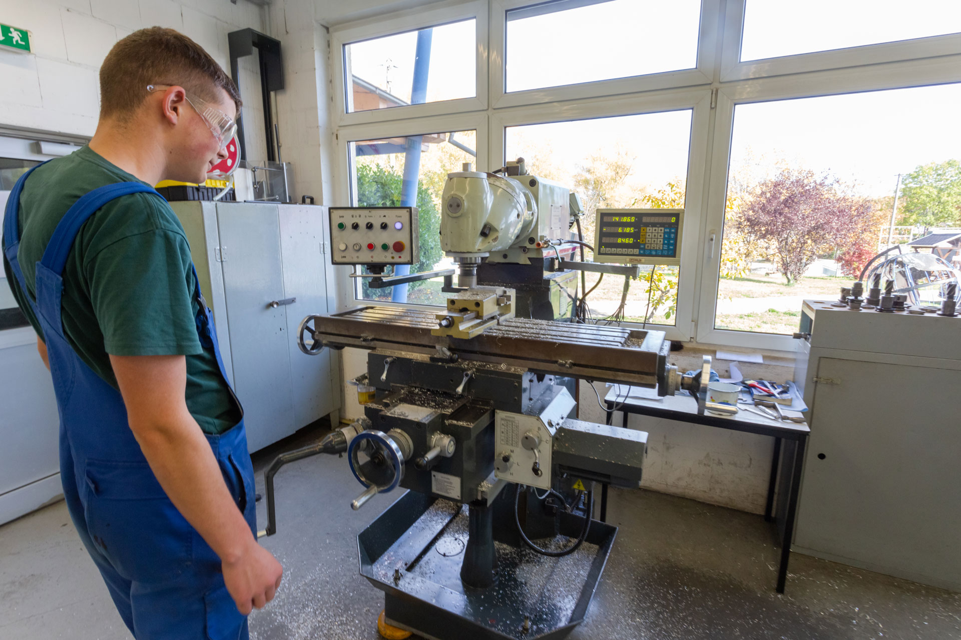 Auszubildender Gerät Meisterschule Lehrling BTZ Thale