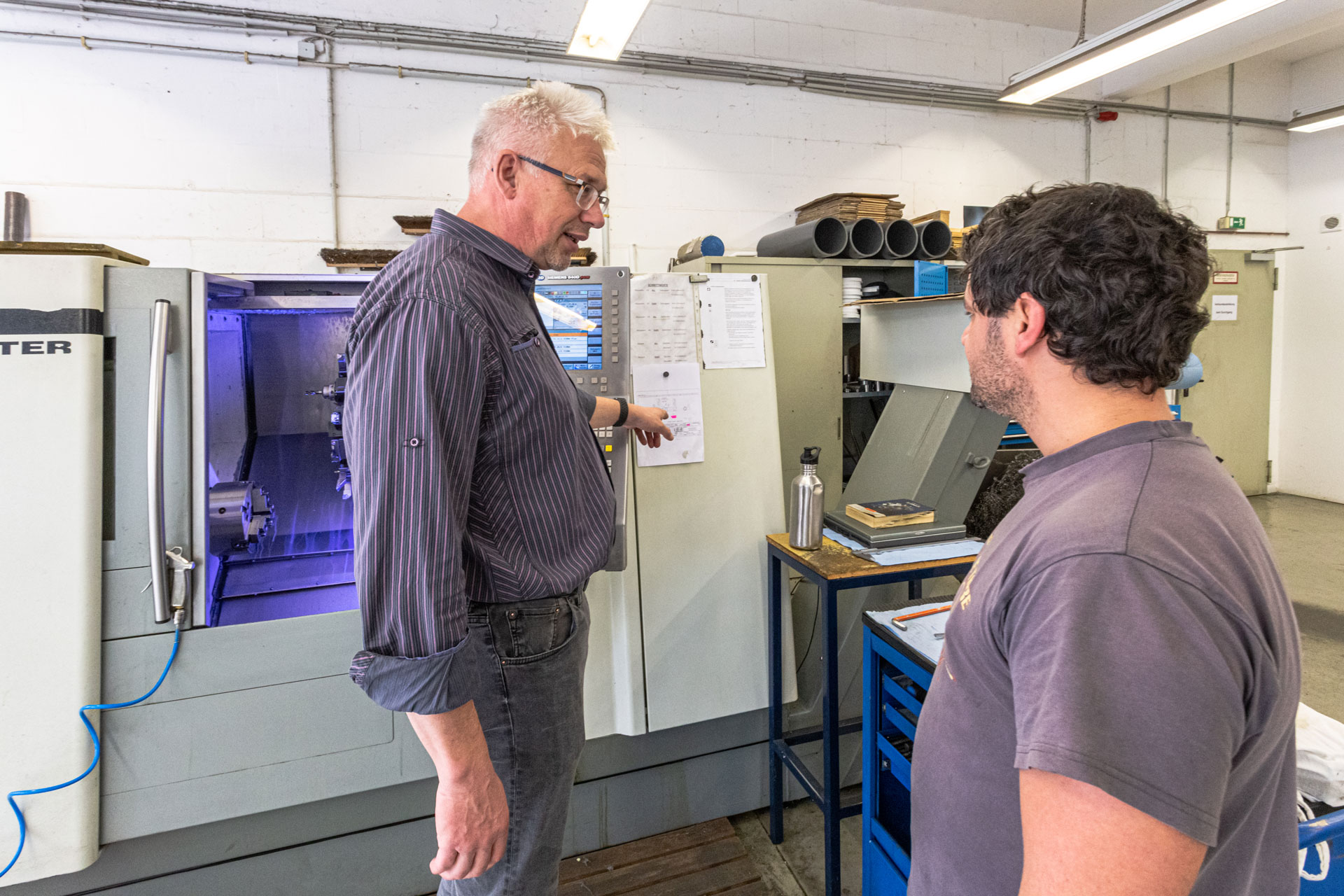 Loske mit Lehrling an Maschine Erklärung BTZ Thale