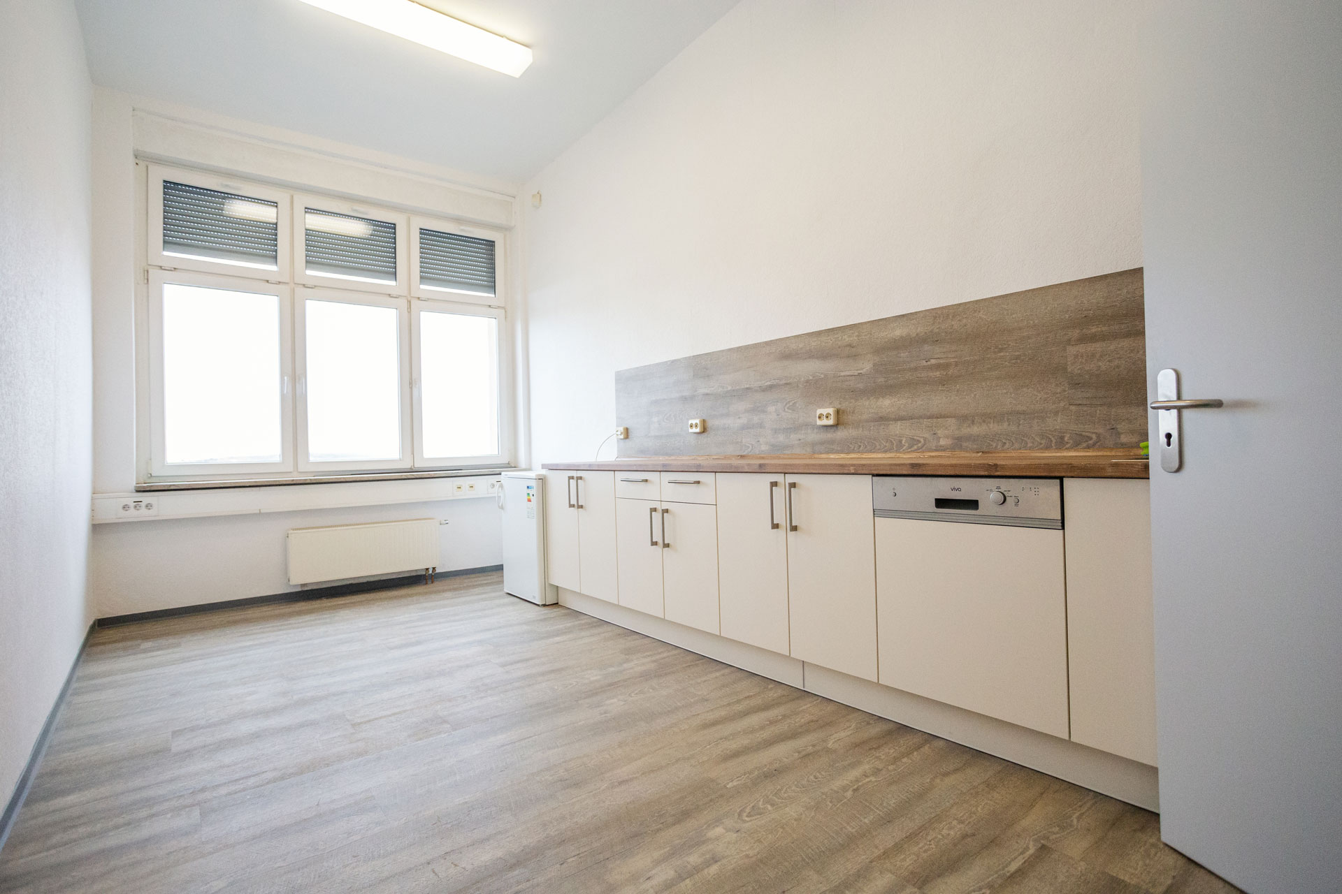 Küchenzeile in Raum Schränke Geschirrspüler Tür