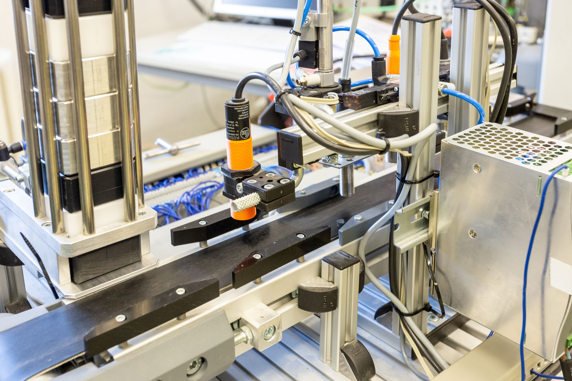 Elektrotechnik auf Tisch Anschluss