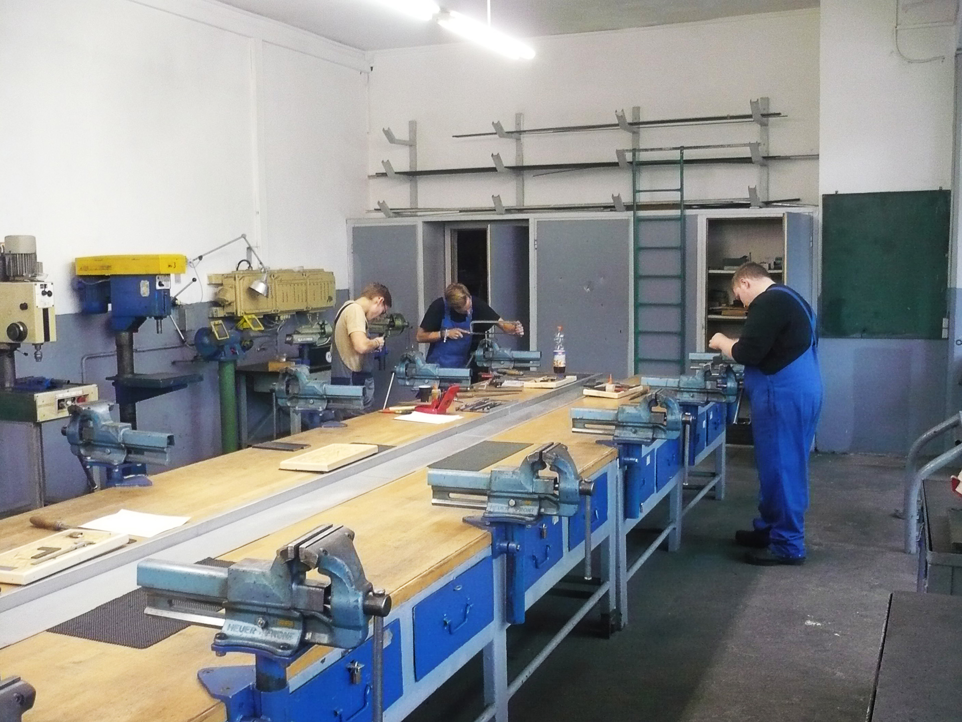 Werkbank mit mehreren Lehrlingen BTZ Thale