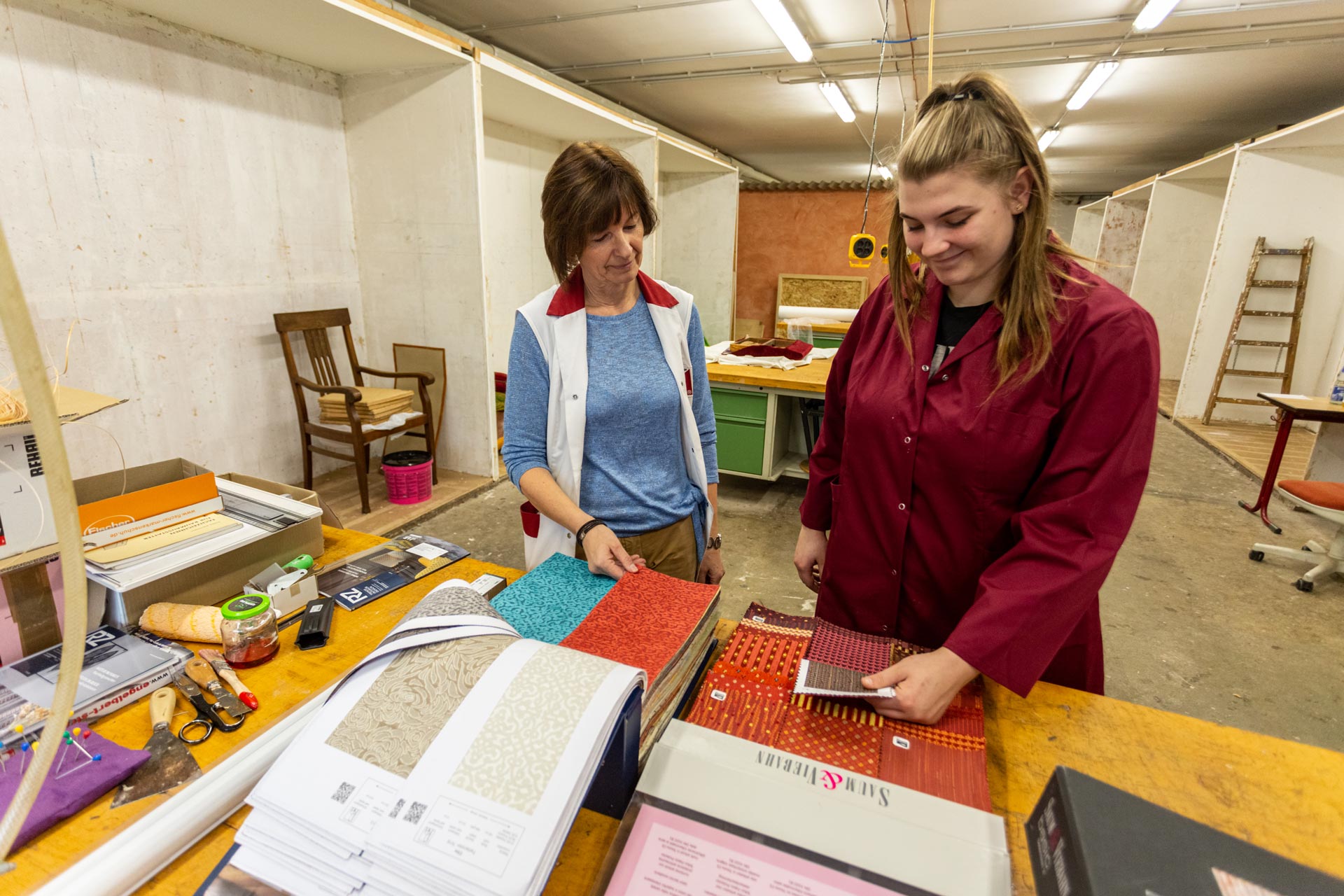 Annegret Parsch Auszubildende Lehrling Stoffkunde Raumausstattung BTZ Aschersleben