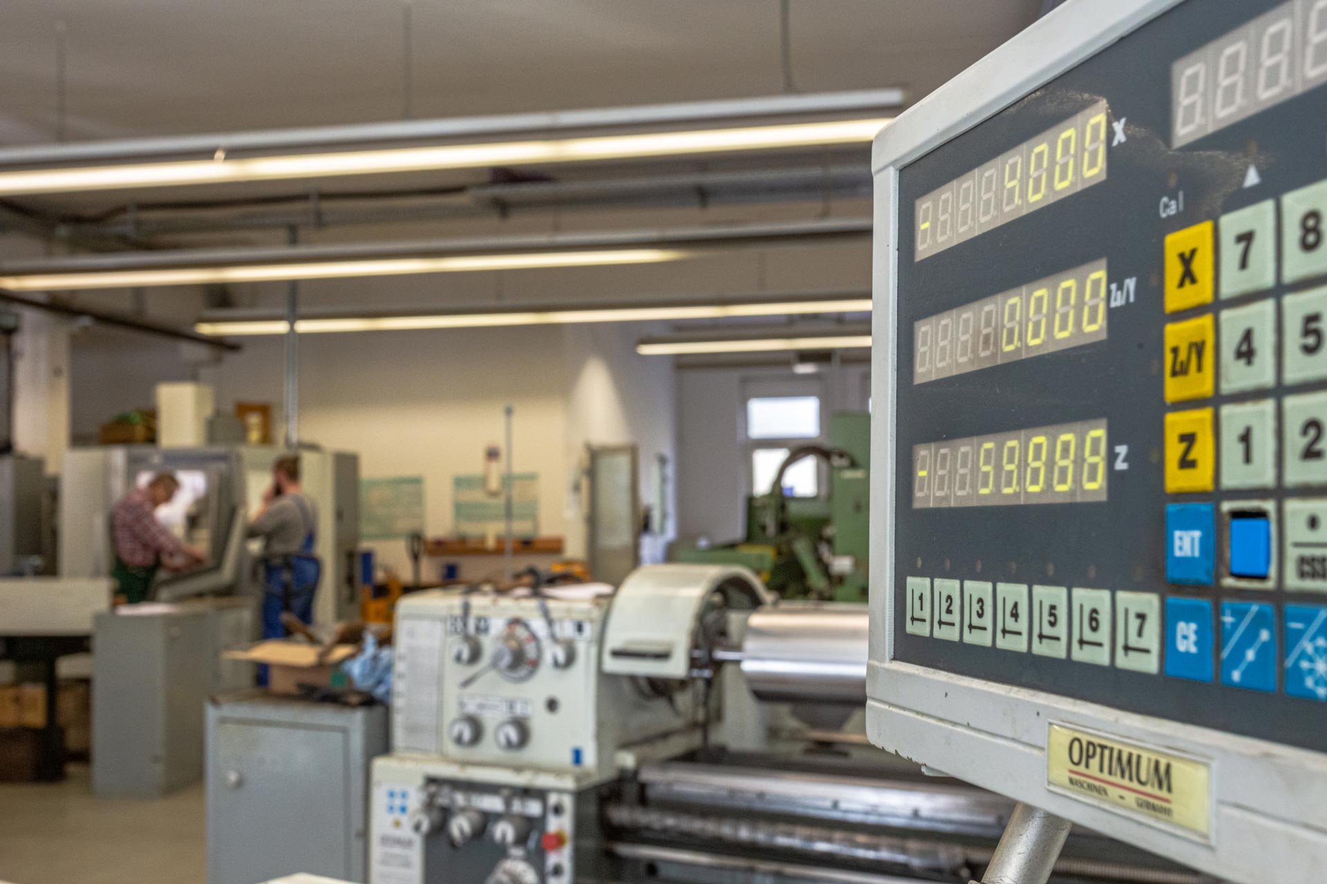 BTZ Stiftung Produktion Thale Über Uns Leitbild Geschichte Maschine Produktionshalle Werk